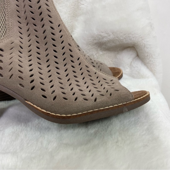 TOMS MAJORCA khaki suede cut out PEEP TOE BOOTIES. Size 9 - Picture 9 of 16